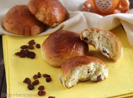Il pane con l'uvetta è un pane tipico della tradizione lombarda, le sue origini risalgono alla fine del 1800. Panini Con Uvetta Facili Da Colazione O Merenda