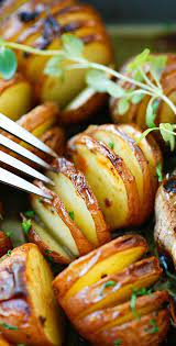 Garlic Herb Roasted Potatoes The Easiest And Delicious Roasted Potatoes With Olive Oil Butter Garlic Herb A Recipes Herb Roasted Potatoes Vegetable Dishes