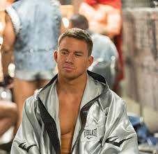 Director stephen soderbergh and star channing tatum establish an extremely relaxed atmosphere in magic mike. the screenplay by reid carolin is loosely inspired by tatum's own early days as a male dancer/stripper. soderbergh shoots every scene, except those inside club xquisite, through a double straw filter. Magic Mike Xxl Dicke Hose Im Frozen Yogurt Wagen Welt