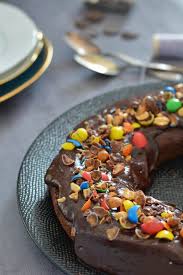 Couronne Au Chocolat Et M M S Un Gateau D Anniversaire Colore Gateau Gateaux Couronne Gateau Anniversaire