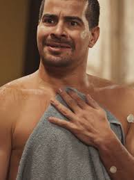 As portas do amor tão se abrindo mesmo para o Júpiter... Do nada a Lupita  entrou e flagrou ele de sunga! #FamíliaÉTudo #Novelas #TVGlobo