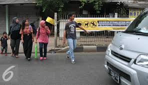 Hanya menayangkan adegan menyeberang jalan, tapi video ini mendapat sorotan yang luar biasa. Disindir Spanduk Warga Tetap Nyeberang Sembarangan Foto Liputan6 Com