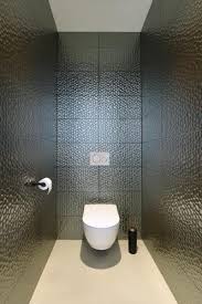 de groene wandtegels met relief passen perfect bij de woonbeton vloer uren genieten toilet woonbeton naadloos berk wandtegels badkamer wandtegels vloeren