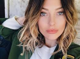 Sur les réseaux sociaux, caroline receveur dévoile bon nombre de ses photos de vacances. Le Produit Beaute Dont Caroline Receveur Ne Peut Pas Se Passer