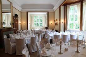 Ein stilvoller saal mit großem kamin, zwei kleine gemütliche. Haus Sanssouci Restaurant Hochzeit Berlin