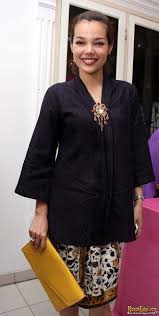 Pin Di Kebaya