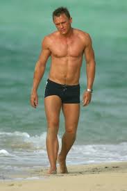 At a height of 5 feet 9 inches, or 175.26cm tall, jason statham is taller than 25.78% and smaller than 74.21% of all males in our height database. Daniel Craig Vs Jason Statham The Stath Bodywhat
