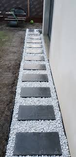 Tour De Maison En Dalle Beton Anthracite Avec Gravier Decoratif Diy Backyard Landscaping Stone Landscaping Side Yard Landscaping