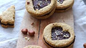 Biscuit Sable A La Banane Et Son Coeur De Chocolat Biscuits Sables Recette Biscuit Sable Biscuits