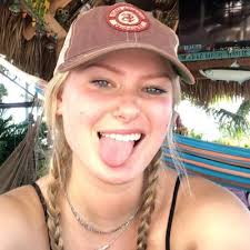 Anna Fishman (@annakayfish)