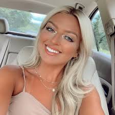 Leigh Witt's Instagram, Twitter & Facebook