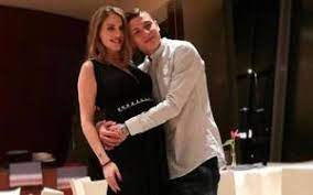 Nicolò barella (born 7 february 1997) is an italian footballer who plays as a centre midfield for italian club inter, and the italy national team. Barella Tutto Casa E Sardegna Tra Figlie E Il Cane Lebron La Gazzetta Dello Sport