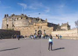 Autobus e treni in scozia funzionano piuttosto bene e sono una valida soluzione per chi vuole muoversi tra le città principali o chi vuole fare base nella capitale edimburgo e spostarsi. Inglese Vacanza Studio Famiglie Edimburgo Scozia