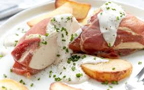 Innbakt Kylling Med Kremet Saus Oppskrift Recipe Garlic Cheese Wine With Ham Cheese Sauce