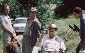 Film na samotě u lesa natočil režisér jiří menzel v roce 1976, v hlavních rolích se zdeňkem svěrákem, josefem kemrem a danielou kolářovou. Smrt Hvezdy Filmu Na Samote U Lesa Ahaonline Cz