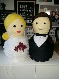 Diy Braut Und Brautigam Pinatas Als Hochzeitsgeschenk Hochzeitsgeschenk Geschenke Hochzeit