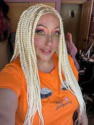 Hi beauties. I just got my package from Akiode Bukola. I love this blonde  braided wig. What do you all think? I love it.