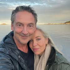 Jeg sklir inn fra høyre og bare nevner at sesong 3 av Farfar har premiere i  dag på @tv2 For en fin gjeng å lage tv med, så mye fjas og gøy.