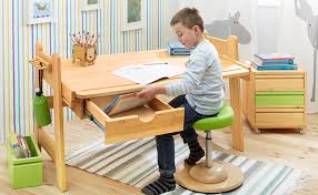 Die massivholzschreibtische für kinder sind für studium und freizeit konzipiert und eine praktische und ermutigende ergänzung für das zimmer ihres kindes. Biokinder 22122 Leon Kinderschreibtisch Schreibtisch Fur Kinder Hohenverstellbar Aus Massivholz Erle 128 X 76 X 50 75 Cm Amazon De Kuche Haushalt Wohnen