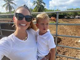 Hammer's wife, elizabeth chambers, put her foot down in a statement against their arch enemies. Armie Hammer Demands Ex Wife Elizabeth Chambers Bring Their Kids Back To The Us In Nasty Divorce