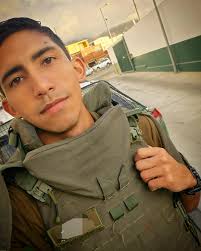 A veces, todo lo que necesites es detenerte un momentito, cerrar los ojos y  recordar quién eres. La vida no siempre será justa, pero tú decides como  enfrentarla. Se gentil contigo, ten