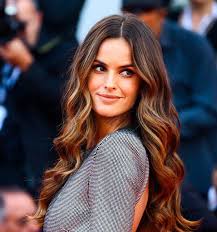 La piega con le onde morbide e sinuose ispirate a quelle che si creano sui capelli quando lasci asciugare i capelli al sole dopo un bagno in mare tornano di . Capelli Tendenze Estate 2020 Mai Piu Senza Le Onde