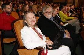 He is an actor and director, known for jsem nebe (1971), alexander dumas starsi (1970) and jarní vody (1968). Kacer 81 O Manzelce Nine Diviskove 81 Zivot Mezi Hruzou A Nadeji Ahaonline Cz