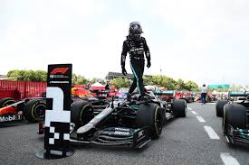 Tras haberse tocado con carlos sainz durante la carrera al sprint, george russell ha sido sancionado con tres puestos, lo que le hará afrontar el gran premio de gran bretaña desde la duodécima posición. Resultado F1 Hoy Promotions