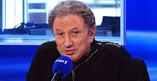 Depuis sa mort, l'animateur prouve la solide amitié qu'il avait avec johnny et raconte avec plaisir des anecdotes lors de ses interviews, comme par exemple le texto que lui avait envoyé le chanteur, quelques jours avant sa mort : Tu Feras Ma Necro Michel Drucker Devoile La Demande Qu Il A Recue De Johnny Hallyday