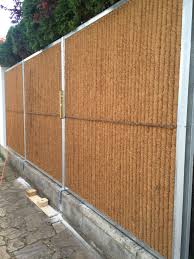 Schallschutzzäune sind eine möglichkeit um für mehr ruhe im eigenen öffnungen spielen für den schalldämmeffekt eine sehr große rolle. Larmschutzwand Selber Bauen Kokosystems At In Bezug Auf Larmschutzwand Garten Selber Bauen Das Wird Deinen Morgen E Larmschutzwand Garten Garten Aussenanlagen