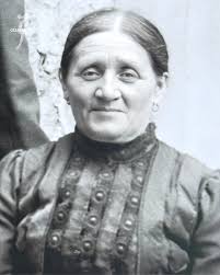 🔍A LA LOUPE 𝗘𝘅𝗽𝗼𝘀𝗶𝘁𝗶𝗼𝗻 "𝗟'𝗔𝗶𝘅 𝗱𝗲 𝗖𝗲𝘇𝗮𝗻𝗻𝗲" 📷Couple  devant sa maison