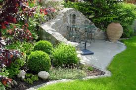 Eine gemütliche sitzecke im garten ist wie eine erweiterung des wohnzimmers. Wege Sitzplatze Sitzecke Mauern Trockenmauer Gartengestaltung Garten Garten Ideen Sitzecken Garten