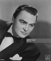 Ray Eberle, foi um ex-cantor da Orquestra Glenn Miller que gravou canções  de sucesso como “Serenade in Blue” e “Moonlight Cocktail” na década de 1930