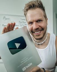 It takes 100,000 people to fill the UT Austin football stadium to capacity.  I can't believe that's how many subscribers I have 🤯 Okay if we're being  technical, it takes 100,119 people