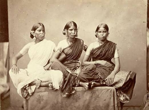 File:Gentoo dancing girls from Madras, displaying jewellery.jpg - Wikimedia Commons