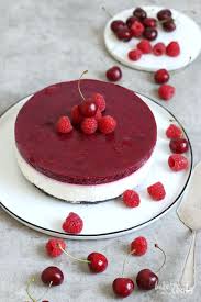 No Bake Griechischer Joghurt Kuchen Mit Beeren Bake To The Roots Rezept Joghurt Kuchen Kuchen Ohne Backen Kuchen