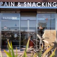 Matyasy Artisan Patissier Chocolatier Traiteur Nouveau concept créé par denis matyasy boulangerie viennoiseries faites maison café & petit déjeuner snacking sur place ou à emporter. artisan patissier chocolatier traiteur