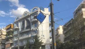 «βροχη» οι μολοτοφ και φετος στην ανασταση αλλα… «ξεχασαν» τα μετρα προστασιας (video). Neos Kosmos Tenta 3enodoxeio Sthn Hlia Hlioy Apokollh8hke Kai Apeilei Na Pesei Ston Dromo Pics