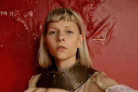 AURORA przedstawiła utwór „Your Blood”