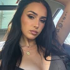 Jasmine Everett's Instagram, Twitter & Facebook