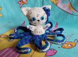 In this step by step video you will learn how to make a slip knot, cast on, knit stitch and cast off. Crochet An Itty Little Cat Hulhu Amigurumi Inspired By H P Lovecraft S Cosmic Cthulhu Knithacker