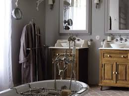 Un autre exemple de salle de bain chic où le noir et le blanc se combinent harmonieusement avec le bois clair. Le Charme Du Retro Dans La Salle De Bains Elle Decoration