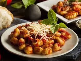 Ñoquis de boniato en salsa de nueces, salsa parisien para acompañar ñoquis, ñoquis de patata con salsa de setas, ñoquis con salsa. Noquis Con Salsa Bolognesa La Italiana