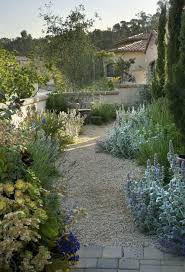 Tipps Zur Gestaltung Von Aussenlandschaften Die Einladen Und Begeistern Garden Deko Toskanischer Garten Mediterraner Garten Garten