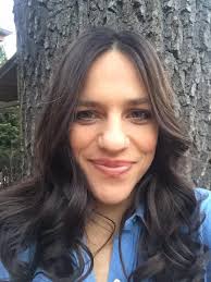 Tizenhét nap telt el szülés óta. Panni tizenhét napos, én ugyanennyi ideje  vagyok kétgyerekes anya. A gyermekágy az olyan, hogy sajognak a sebek, a  test keresi régi önmagát, gerinc és csípőcsont kattan