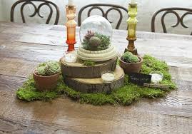 Fruhlingsdeko Basteln Mit Naturmaterialien Tischdeko Idee Moos Holzscheiben Glasglocke Fruhlings Dekoration Basteln Mit Naturmaterialien Fruhlingsdeko Basteln