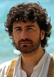 Questa figura di primo piano del panorama accademico guadagna la sua notorietà grazie alle conferenze e alle lezioni di storia medievale rese pubbliche su internet. Alessandro Siani Filmografia
