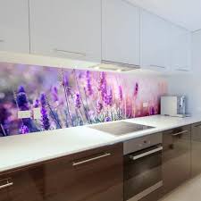 Moderne Kuche In Weiss Und Braun Mit Glasruckwand Mit Lila Blumen Kuchenruckwand Ideen Glasruckwand Kuche Kuche Ruckwand Glas
