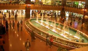 Jun 03, 2021 · 除此之外還有納沃納廣場、威尼斯廣場、鮮花廣場等多座大型廣場，18世紀的西班牙廣場和廣場上的西班牙階梯曾是電影《羅馬假期》的經典取景地。 現代羅馬的大部分著名建築都位於城市的外圍，如法西斯墨索里尼時期興建的 eur區 。 Facebook