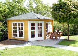Wahrhaft Koniglich Wirkt Das Grosszugige 5 Eck Gartenhaus Victoria C40 Im Warmen Gelb Gartenhaus Haus Gartenhaus Gmbh